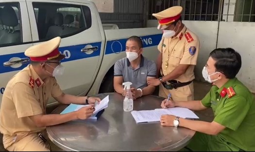 Cảnh sát giao thông Đắk Nông bàn giao đối tượng truy nã cho Công an huyện Đắk R'lấp xử lý theo quy định của pháp luật. Ảnh: Minh Quỳnh