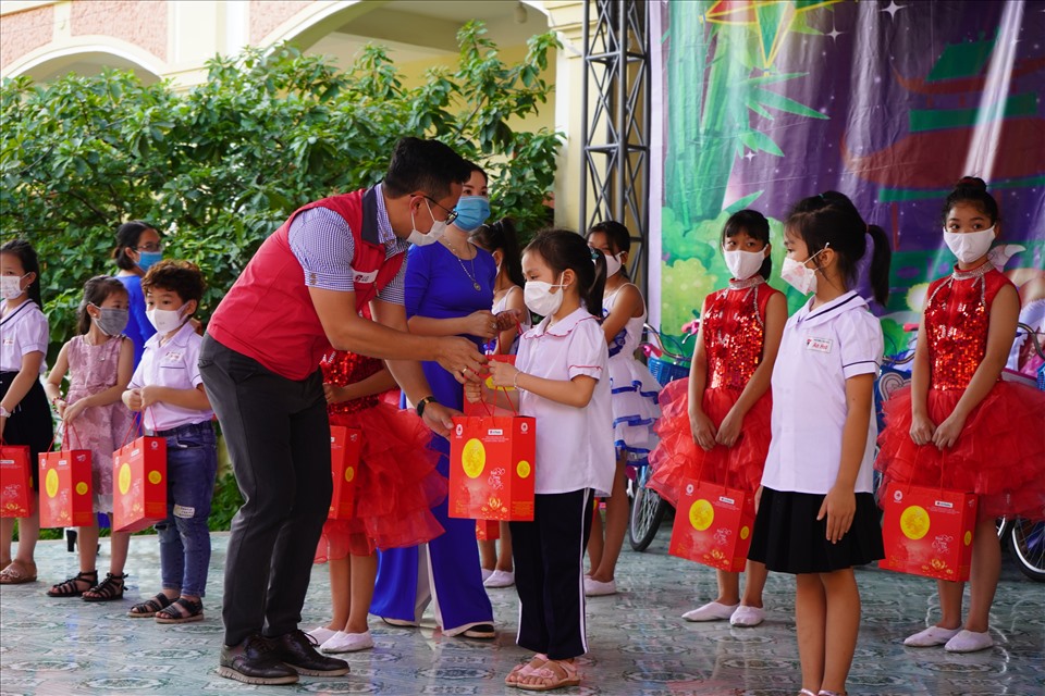 Đại diện Công ty TNHH LG Display Việt Nam Hải Phòng trao quà trung thu tặng học sinh Trường tiểu học An Hoà. Ảnh Mai Dung