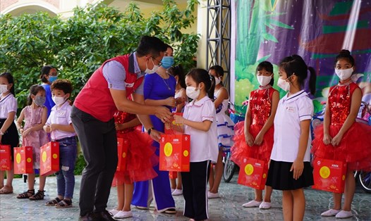 Đại diện Công ty TNHH LG Display Việt Nam Hải Phòng trao quà trung thu tặng học sinh Trường tiểu học An Hoà. Ảnh Mai Dung