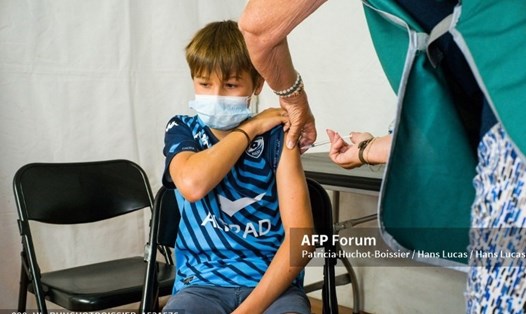 Một cậu bé ở Pháp đang được tiêm vaccine COVID-19. Ảnh: AFP