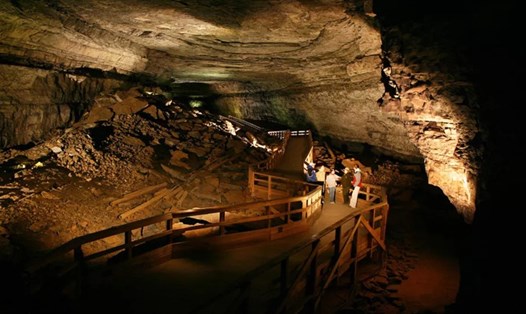 Du khách tham quan bên trong hệ thống hang Mammoth. Ảnh: NPS