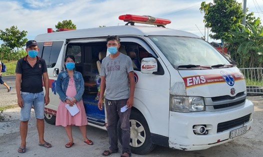 Tài xế dùng 2 xe ôtô cứu thương của tư nhân chở thuê người về Kiên Giang. Ảnh: PV