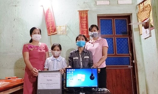 Hà Nội và nhiều địa phương trao tặng thiết bị học tập cho học sinh có hoàn cảnh khó khăn, thiếu phương tiện và điều kiện học tập trực tuyến. Ảnh: Hồng Đạt