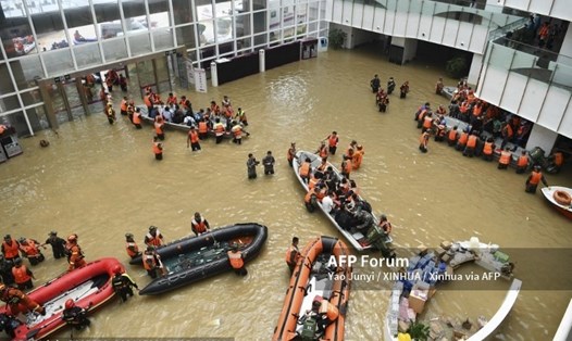 Một bệnh viện bị ngập lụt nghiêm trọng ở Hà Nam, Trung Quốc trong trận mưa lũ hồi tháng. Ảnh: AFP