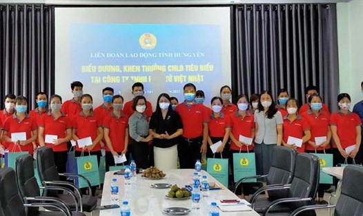 Lãnh đạo LĐLĐ tỉnh Hưng Yên tặng quà người lao động huyện Văn Giang. Ảnh: CĐCC