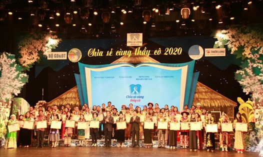 Các thầy cô giáo được tuyên dương tại chương trình “Chia sẻ cùng thầy cô” năm 2020. Ảnh: Kim Anh