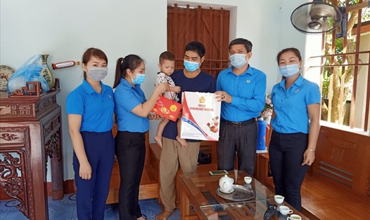 Công đoàn các khu công nghiệp tỉnh Hải Dương tặng quà con công nhân lao động mắc bệnh hiểm nghèo. Ảnh Diệu Thuý