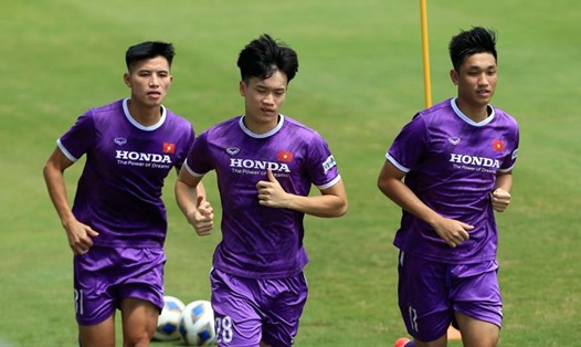 Tiền vệ Trọng Đại (bìa phải) từng được nhận nhiều kỳ vọng khi còn khoác áo U20 Việt Nam. Ảnh: VFF