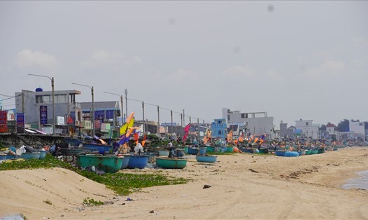 Thúng máy, đò nang dọc theo bờ biển thị trấn Phước Hải ngày 18.9. Ảnh: T.A
