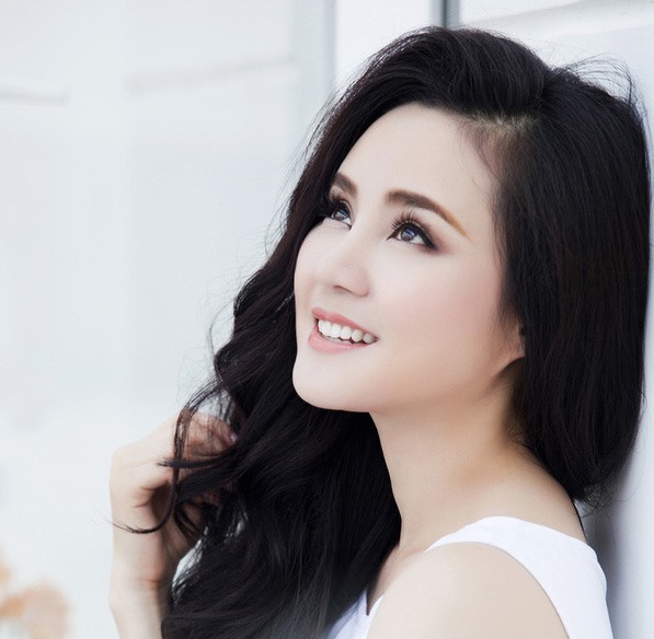 Vy Oanh hạnh phúc viên mãn bên chồng đại gia và 3 con nhỏ. Ảnh: NVCC