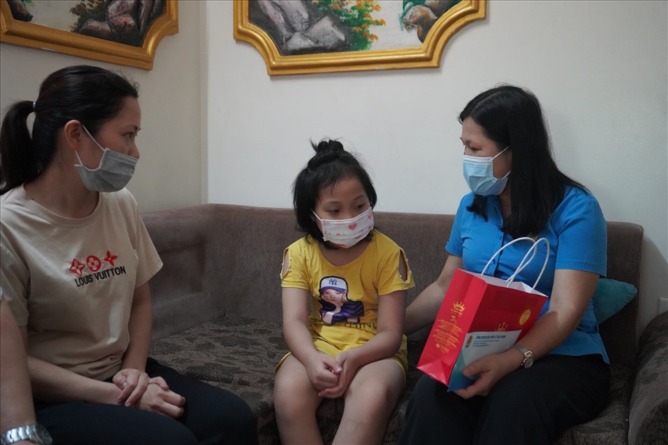 Lãnh đạo Công đoàn Khu kinh tế Hải Phòng thăm hỏi, động viên gia đình nữ công nhân có con mắc bệnh hiểm nghèo. Ảnh MD