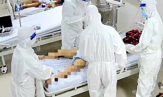 Lực lượng y tế tại Quảng Bình đang nỗ lực hết mình để cứu chữa người bệnh nhiễm COVID-19, giảm thiểu tối đa số người tử vong. Ảnh: CTV