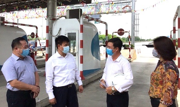 Ông Đỗ Nga Việt - Chủ tịch Công đoàn Giao thông Vận tải Việt Nam (thứ 2 từ trái sang) động viên người lao động. Ảnh: CĐCC