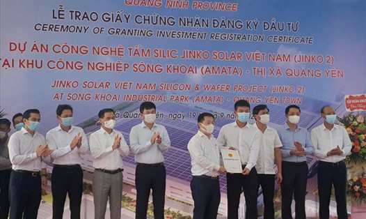 Lãnh đạo Ban Quản lý Khu kinh tế Quảng Ninh trao giấy chứng nhận đầu tư cho lãnh đạo Công ty Jink Solar Việt Nam. Ảnh: Nguyễn Hùng