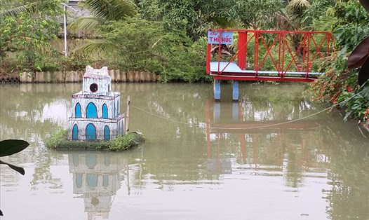 Mô hình Tháp Rùa và Cầu Thê Húc trong khu vườn của ông Lai. Ảnh: K.Q