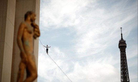 Màn trình diễn đi thăng bằng trên dây của nghệ sĩ người Pháp hôm 18.9. Ảnh: National Heritage Day events
