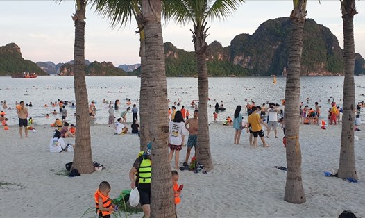 Các bãi tắm biển ở Hạ Long được hoạt động trở lại từ trưa nay -19.9.2021. Ảnh: Nguyễn Hùng