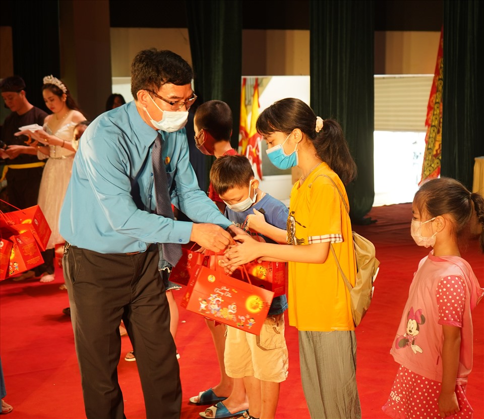 Lãnh đạo Công đoàn ngành Công Thương Hải Phòng tặng quà con đoàn viên, người lao động hoàn cảnh khó khăn. Ảnh: ĐL