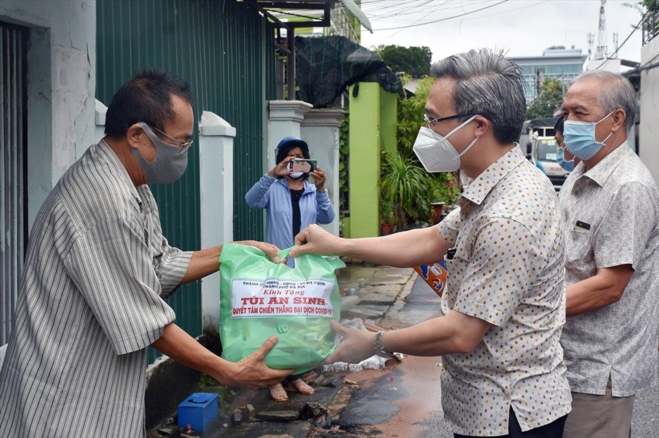 Ông Đặng Minh Thông (phải) - Bí thư Thành ủy Bà Rịa trao tặng túi an sinh cho người dân. Ảnh: T.M Ông Đặng Minh Thông (phải) - Bí thư Thành ủy Bà Rịa trao tặng túi an sinh cho người dân. Ảnh: T.M