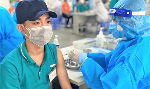 Tiêm mũi 2 vaccine phòng dịch COVID-19 cho công nhân Công ty Nissei Electric Việt Nam (TPHCM). Ảnh: Đức Long