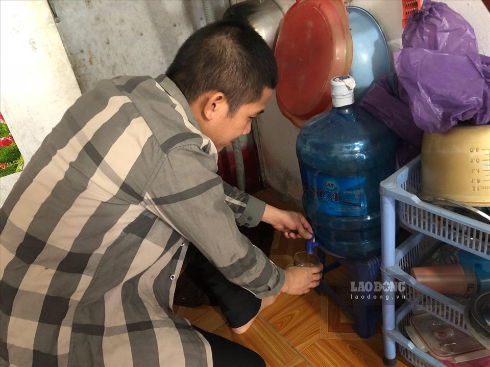 Anh Ma Công Phác - công nhân Công ty TNHH TOTO Việt Nam (Đông Anh, Hà Nội) hoàn thành mũi 1 vaccine COVID-19 tại công ty. Ảnh: Đ.Phương