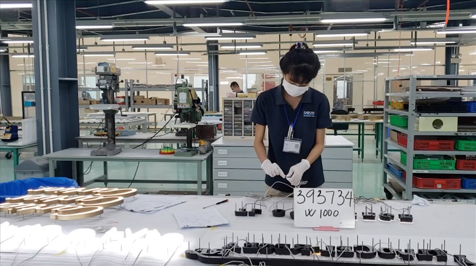 Người lao động sản xuất “3 tại chỗ” tại KCN Amata, TP.Biên Hoà, Đồng Nai. 
Ảnh: Hà Anh Chiến