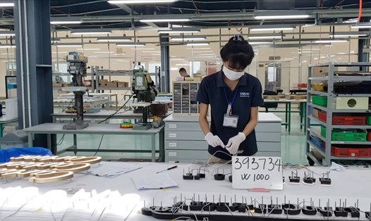 Người lao động sản xuất “3 tại chỗ” tại KCN Amata, TP.Biên Hoà, Đồng Nai. 
Ảnh: Hà Anh Chiến