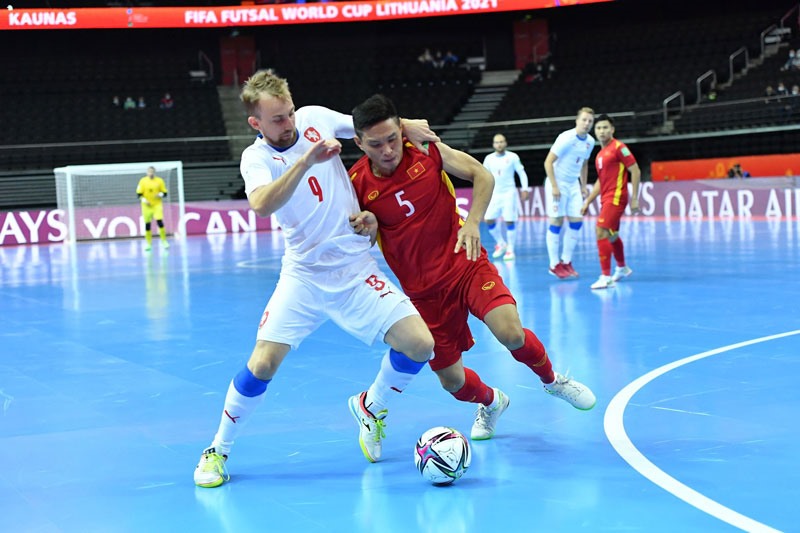 Tuyển Việt Nam (áo đỏ) giành vé vào vòng 1/8 futsal World Cup 2021.