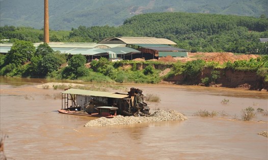 Tình trạng khai thác cát, sỏi trái phép trên sông Hồng đang được cơ quan chức năng tỉnh Yên Bái xử lý nghiêm. Ảnh: Văn Đức.
