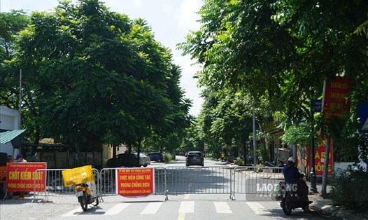 Rào chắn kiểm soát tại địa điểm có dịch ở quận Long Biên.