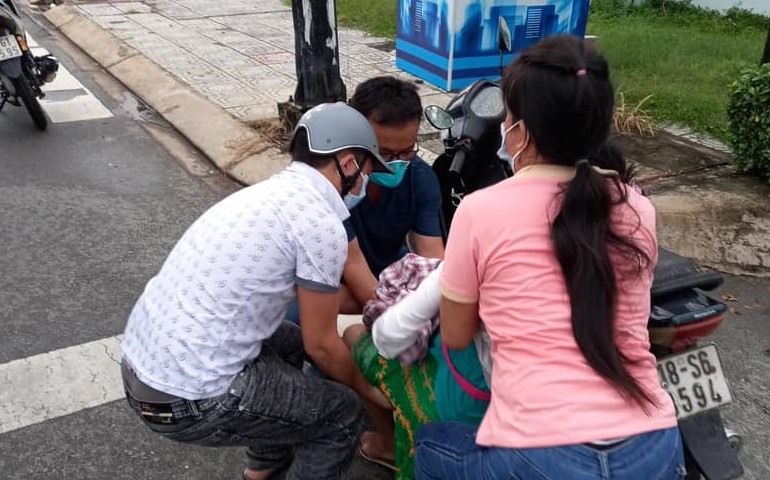 Đang đi họp, Giám đốc Trung tâm Y tế dừng xe đỡ đẻ cho nữ công nhân.