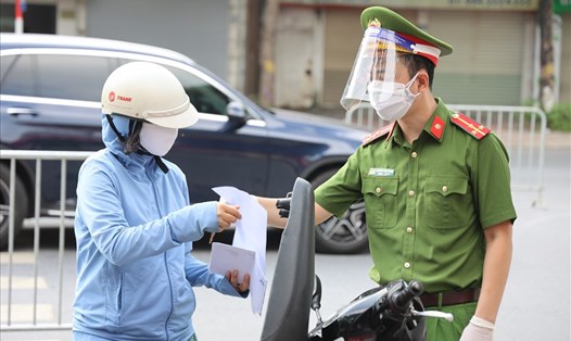 Hà Nội tiếp tục duy trì lực lượng kiểm tra phương tiện tại cửa ngõ Thủ đô. Ảnh: Phạm Đông