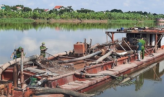 Huyện Tứ Kỳ liên tiếp phát hiện tàu khai thác cát trái phép trên sông Thái Bình. Ảnh Công an tỉnh Hải Dương