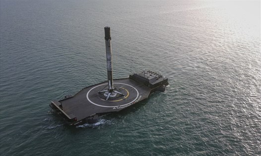 SpaceX đăng ảnh tàu nổi mới đưa tên lửa Falcon 9 trở về bờ. Ảnh: SpaceX