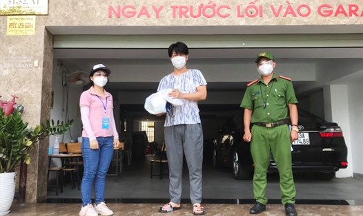 Mắc kẹt vì COVID-19, người nước ngoài ở Đà Nẵng cảm kích nhận quà hỗ trợ. Ảnh: NHĐ