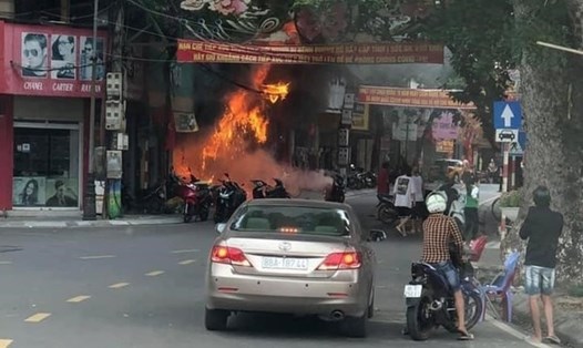 Nguyễn Đình Huy khai ném nhiều túi bom xăng vào cửa hàng xe máy khiến ngọn lửa bùng phát. Ảnh: M.Hiền