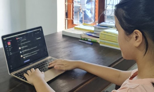 Học sinh ở Đà Nẵng chuẩn bị cho việc học trực tuyến. Ảnh: Tường Minh