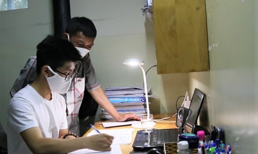 Học sinh ở Đắk Lắk học trực tuyến trong mùa dịch COVID-19. Ảnh minh họa: Bảo Trung
