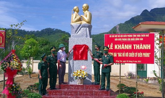 Lãnh đạo Bộ Chỉ huy Bộ đội Biên phòng tỉnh Thừa Thiên Huế và huyện A Lưới kéo băng khánh thành. Ảnh: Võ Tiến.