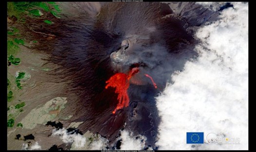Cảnh tượng ngoạn mục về vụ phun trào lần thứ 50 trong năm 2021 của núi lửa Etna. Ảnh: Copernicus