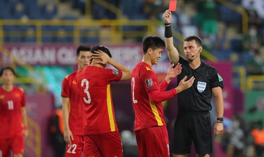 Duy Mạnh nhận thẻ đỏ khiến đội tuyển Việt Nam phải chơi thiếu người và liên tiếp nhận bàn thua.