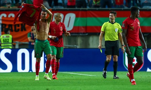 Với thẻ vàng ở trận gặp Cộng hòa Ireland, Cristiano Ronaldo bị treo giò ở trận tiếp theo của đội tuyển Bồ Đào Nha tại vòng loại World Cup 2022. Ảnh: UEFA