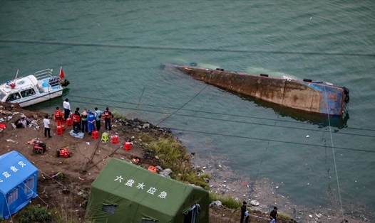 Vụ lật phà do chở quá tải trong điều kiện thời tiết xấu đã khiến 10 người chết cùng 5 người mất tích ở Tây Nam Trung Quốc. Ảnh: Tân Hoa Xã