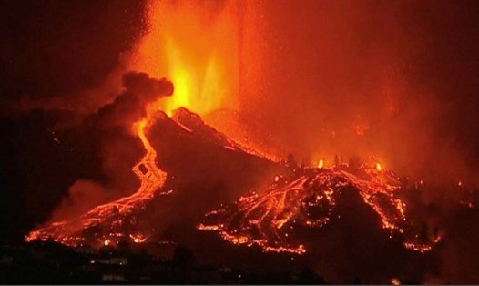 Núi lửa trên đảo La Palma của Tây Ban Nha bắt đầu phun trào dữ dội từ chiều 19.9. Ảnh: The Canary islands' government
