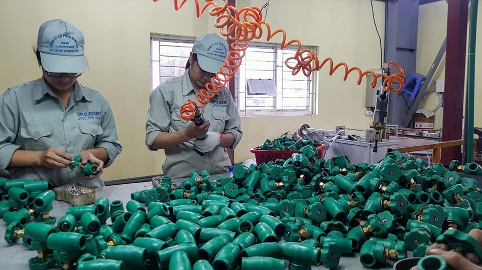 Nhiều doanh nghiệp có nguy cơ thiếu nhân lực lao động để sản xuất. Ảnh: Vũ Long