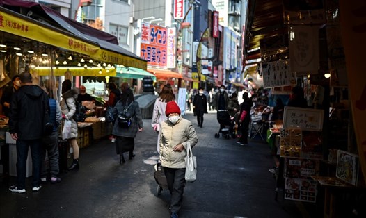 Một người cao tuổi trên đường phố Tokyo, Nhật Bản. Ảnh: AFP