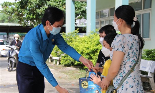 Ông Nguyễn Duy Minh - Chủ tịch Liên đoàn Lao động tặng quà cho các cháu thiếu nhi. Ảnh: Thanh Chung