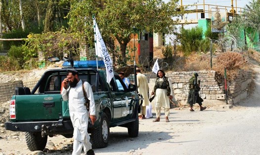 Các thành viên Taliban thị sát gần hiện trường vụ đánh bom ở Jalalabad, Afghanistan, hôm 18.9. Ảnh: AFP