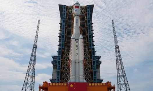 Tên lửa Trường Chinh 7 Y4 và tàu vũ trụ Thiên Châu 3 của Trung Quốc trước khi phóng. Ảnh: Tân Hoa Xã