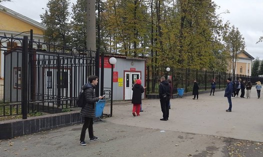 Lối vào trường đại học Perm State của Nga, nơi xảy ra vụ xả súng ngày 20.9. Ảnh: the Perm State University